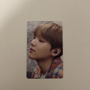 Suga bts photocard  - Säljer detta official suga photocard !! Den har bara suttit i min binder och den är som ny! Det är bts x samsung collaboration man endast får om man köper samsung!! Skriv privat för andra frågor! 💗