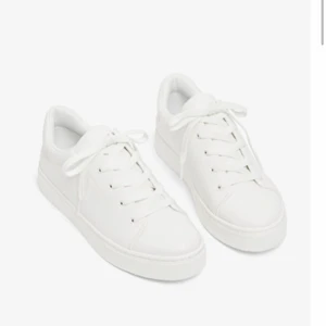 Skor monki - Säljer dessa jätte fina skor från monki💞 säljer pga av att dom är för små för mig, storlek 37💞 endast använda 3 gånger💞 säljer för 150kr+frakt✨ kolla även in mina andra plagg jag säljer!!🥰