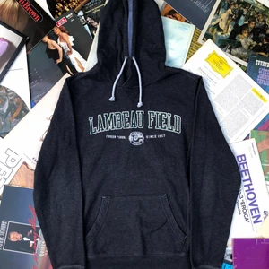 HOODIE!! 📀📀 - Klassik Champion hoodie från den anrika Nfl-stadion Lambeau Field som är dedikerad till Frozen tundra som skedde 1957, vilket var en match som spelades i -26°c. Tröjan är i grymt skick dock lite crackings i trycket vilket enligt mig gör tröjan snyggare. Tröjan är lite tunnare än en vanlig hoodie. Tröjan är S och skulle säga att den är tts. Tveka inte att hör av dig om du undrar något! ✌🏻💫🌱 ORD: 299kr