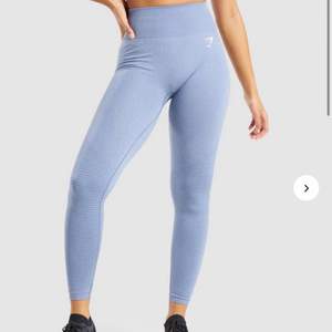 Fin blå gymshark leggings som är knappt andvända, båda märken är på Storlek XS.💙  Nypris 550kr. Mitt pris 250kr plus frakt