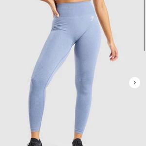 Gymshark leggings - Fin blå gymshark leggings som är knappt andvända, båda märken är på Storlek XS.💙  Nypris 550kr. Mitt pris 250kr plus frakt