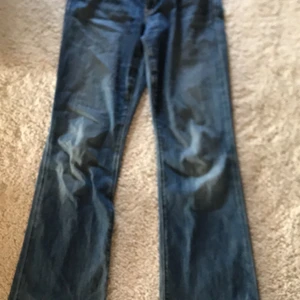 lågmidjade jeans - blåa lågmidjade utsvängda jeans. skit luftiga och jätte sköna. älskar domhär jeansen men dom e nt min stil längre!! kan sänka priset