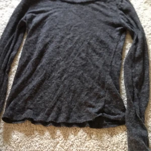 grå långärmad tröja - en grå långärmad tröja, jätte skön och ganska tajt och fin