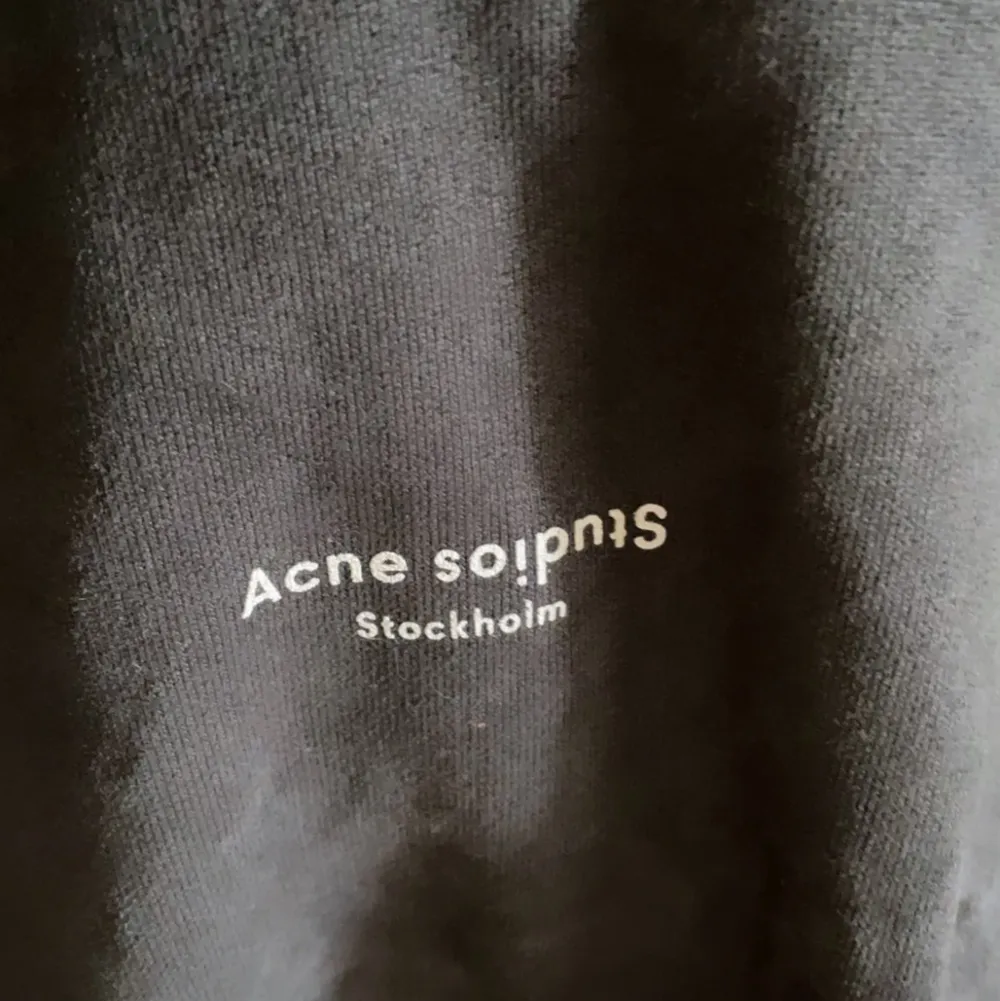Knappt använd acne-hoodie, stl S men ganska oversized. Köpte den i Acnebutik för 3500. Hoodies.