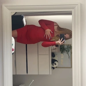 Röd tajt klänning  - Använd cirka 2 gånger fint skick, säljer då den inte kommer till användning . Skulle säga att den passar s då den är väldigt stretchig