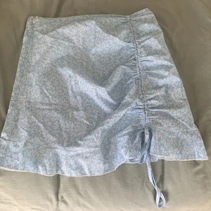 Blå kjol - Säljer denna blåa kjolen som jag köpt här på plick. Säljer för att den var lite stor för mig i midjan.