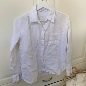 Skjorta från Nakd - Vit skjorta från Nakd, använd fåtal gånger 