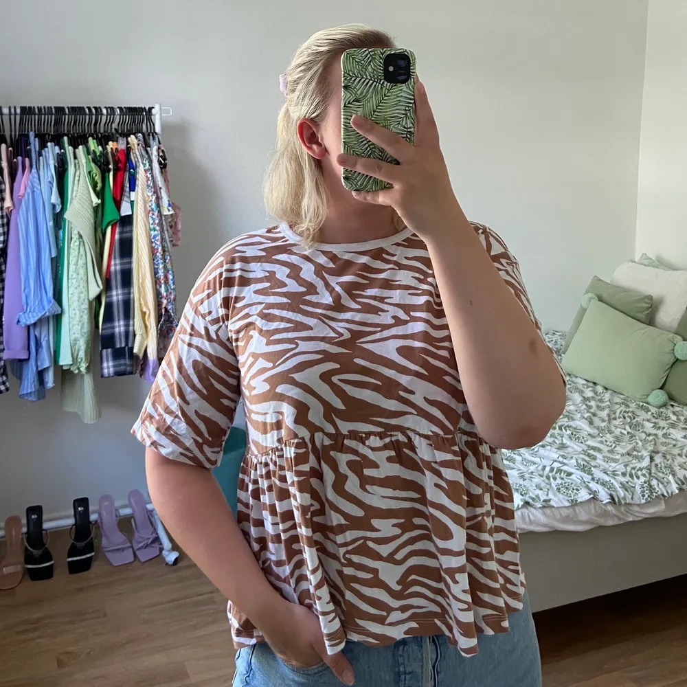 Zebra mönstrad T-shirt från ASOS. Använd knappt en handfull gånger så i fint skick!. T-shirts.