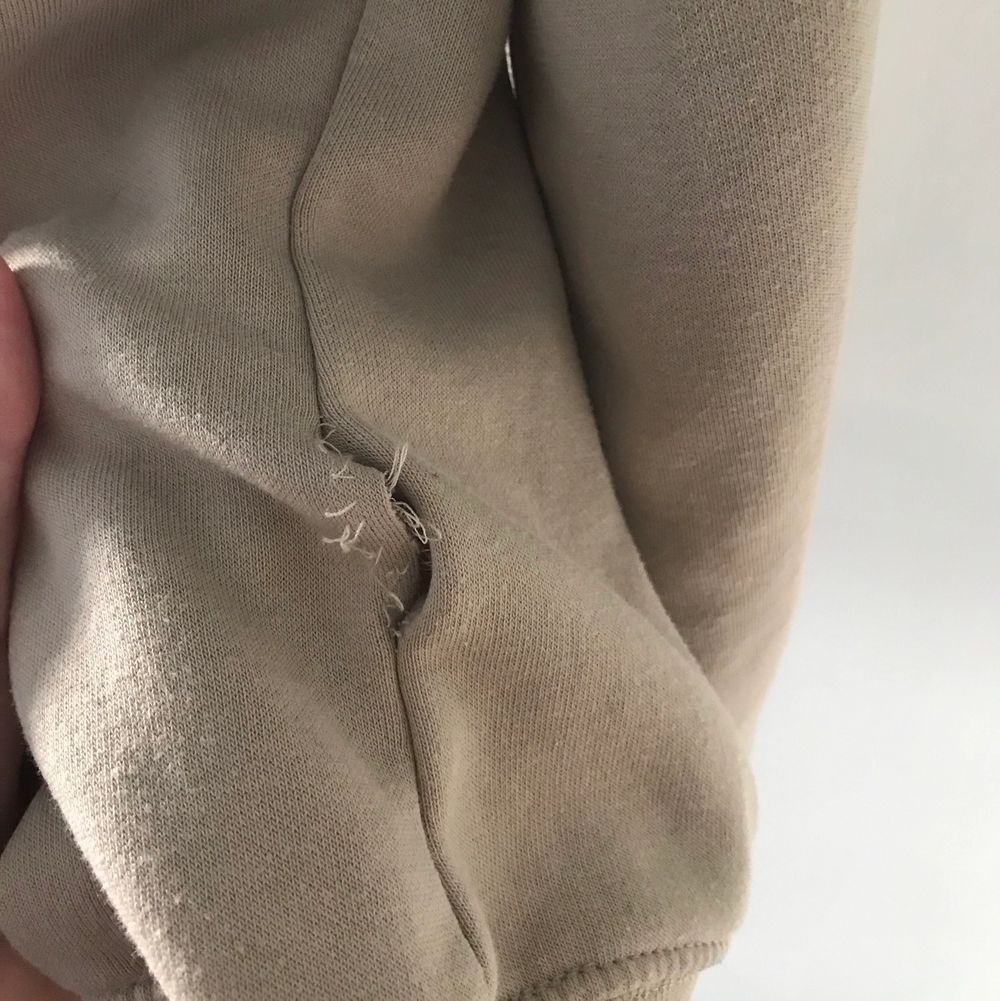 Säljer denna sjukt fina och stora sweatshirten, köptes secondhand för ungefär 600kr! Väldigt stor, finns ingen lapp så vet ej exakt storlek 🤍 Det billiga priset är pga hålet på sidan av tröjan (sista bilden)! Köparen står för frakten som ligger på 66kr spårbart!!. Tröjor & Koftor.