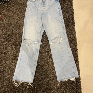 jeans från zara - dem populära jeansen från zara i st 38  använder inte längre då dem är för stora för mig, använda men i bra skick och hoppas att dem kommer för användning hos någon, 250kr men pris kan diskuteras och köparen står för frakten:)