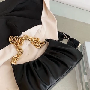 Väska - Säljer min super fina väska då den inte kommer till nån användning längre, inga skador på den. Säljer för 200kr är det många som vill köpa blir de bud 💕