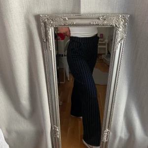 Svarta byxor med vita render  - Dessa svarta byxorna med vita ränder sydde jag in efter jag hade köpt dom, men tyvärr råkade jag sy in lite för mycket. Nypris ca. 400kr❤️
