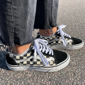 Vans skor  - Säljer min systers vans skor i storlek 37. Dem är köpta i december 2020 och är sparsamt använda och därmed i väldigt bra skick 💕 skriv gärna om ni vill ha fler bilder eller undrar något 🥰