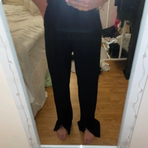 GinaTricot (Bootz) pants! Strl. S - Precis fått hem ett par nya svarta mjuka kostymbyxor med slits nedtill! Men tyvärr var 1 storlek för stor. Storlek S och om man viker upp kanten så passar de mig i midjan men kan lika gärna då sälja de helt nya!❤️ PRISLAPPEN SITTER ÄVEN KVAR!