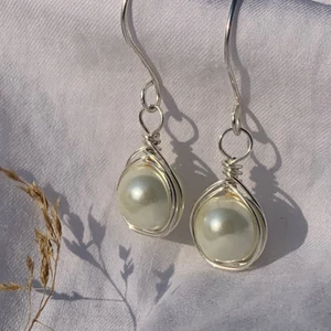 Arona silver  - Handgjorda örhängen med offwhite pärlor, och silverpläterad koppartråd. Nickel-, kaduim-, och blyfria. 2x1,5 cm