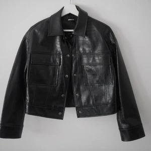 Lack-jacka  - Sååå snygg jacka från GinaTricot i storlek L men passar mig perfekt som är storlek S 💗 Kom med bud! 