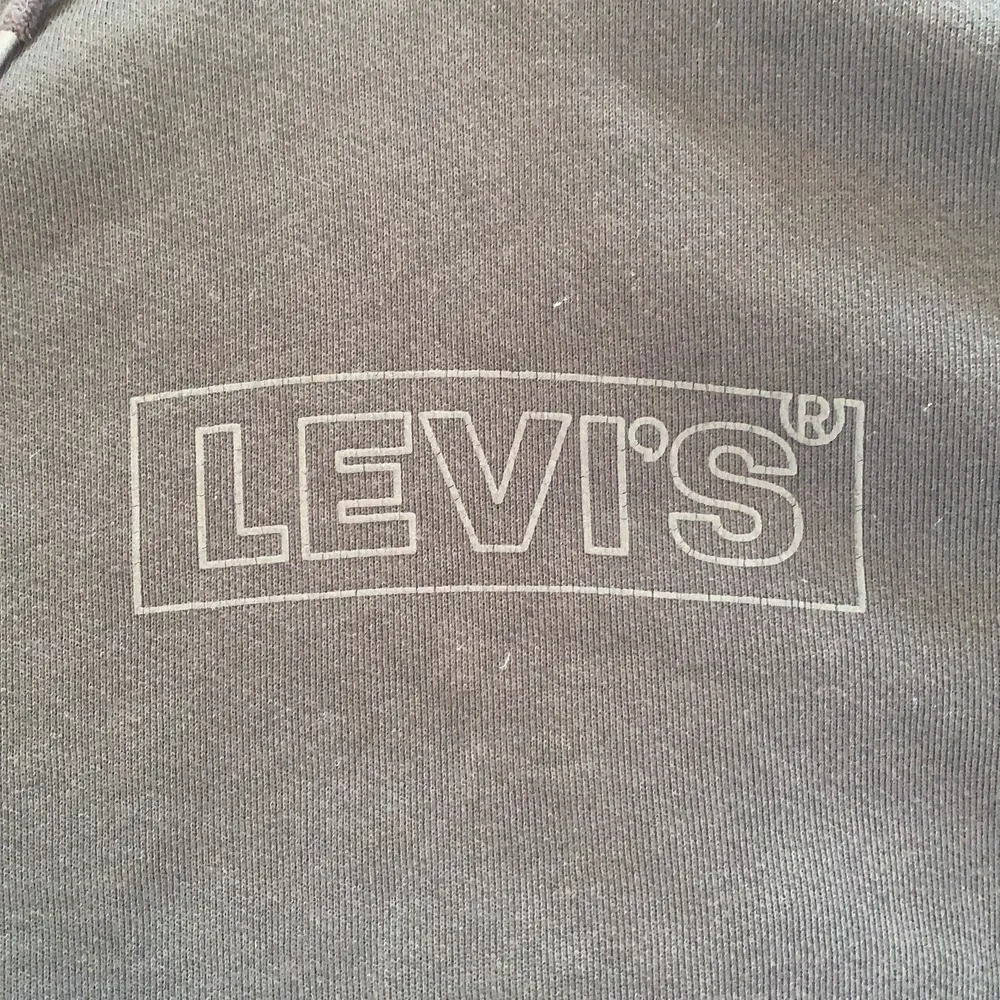 Hej! Säljer en riktigt go Levis Hoodie eftersom den inte riktigt passar mig längre. Den är endast använd ett par gånger.        Skick: 10/10. Tröjor & Koftor.