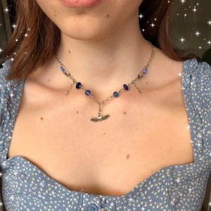 Halsband - Ett halsband med olika pärlor i blått! 37 cm långt med en förlängning på 5 cm🌀🌀🌀 Säljer för 90kr + 12kr i frakt!