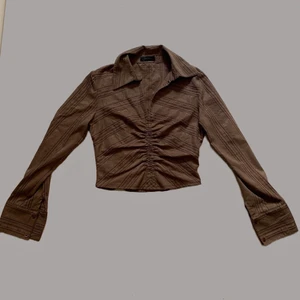 — S O M M A R —  L O P P I S —     Brun skjorta - Finaste skjortan, har sytt in den själv, så den är inre storlek L längre. Lite croppad. Älskar såna här kragar 🌹 säljer billigare nu i sommar än vad jag skulle göra tex i höst. Köp flera plagg i mitt sommar loppis och få ytterligare 20% avdraget 🖤