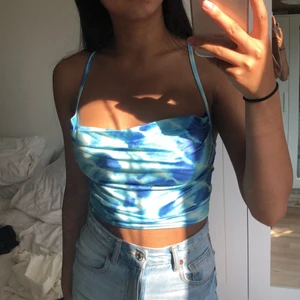 Satin topp 💙 - Säljer denna populära satin toppen ifrån Shein, inte fått användning för den så den är helt ny & oanvänd 💙