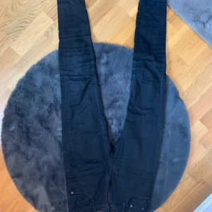 Svarta jeans - Svarta jeans ifrån crocker🔥. Super skinny. Waist är 27 tum och längden är 30 tum. 💕Köparen står för frakten. Skriv för fler bilder🥰