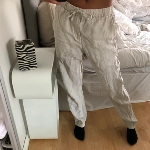 Linne byxor - Linne byxor från hm. Raka i benen med snöre fram. Jag är 165 men har långa ben och dom går precis över marken med skor och lite ner i marken utan✨ Super fin beige färg!!! Budgivning🤍 Använda ca 3 gånger (som nya)🤍