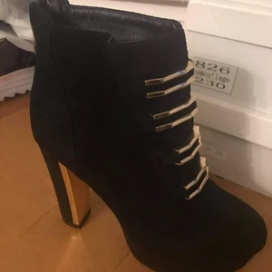 Svarta snygga högklackat med guld detaljer. - Svarta högklackade skor med guld detaljer.