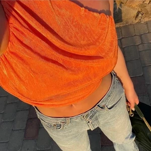 Orange topp - Intressekoll på min superfina ”off one shoulder topp”, från Alvii men köpt här på Plick. Oanvänt av köparen jag köpte den av och oanvänt av mig. Väldigt bekväm och fin, men har så mycket kläder så kommer tyvärr inte få användning för denna🧡 storlek S men passar mig som är xs/s
