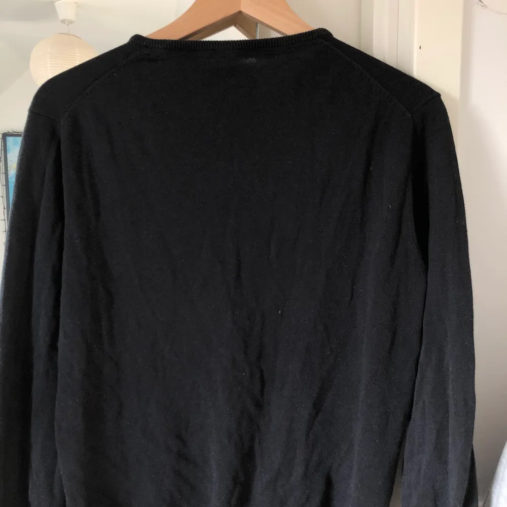 En svart stickad tröja, storlek S, V ringad, skön, bomull, knappt använd/nyskick . Tröjor & Koftor.