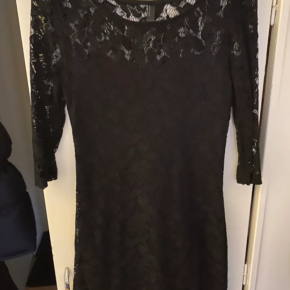 Behöver du en svart klänning? Denna är köpt på Vero Moda och är en jättefin klänning med spetsar. Anledningen till att jag säljer den är att den är för stor men har verkligen tyckt om den jättemkt ❤️ . Klänningar.