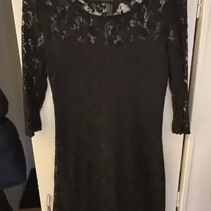 Behöver du en svart klänning? Denna är köpt på Vero Moda och är en jättefin klänning med spetsar. Anledningen till att jag säljer den är att den är för stor men har verkligen tyckt om den jättemkt ❤️ 