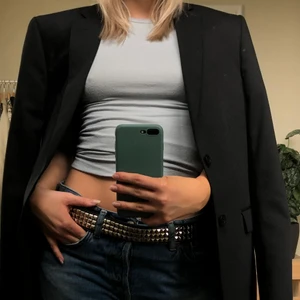 Linne - Linne beställd från NELLY.se! Säljer då jag har flera liknande! Jätte skönt material och är perfekt som både mys linne men man kan också ha den om man ska ut då den är lätt att klä upp med accessoarer osv! Stretchiga material!