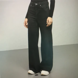 Weekday Ace High Wide Jeans - Säljer mina weekday ace jeans som är i svart färg. Storleken är W26 L32, säljer för att dem är för korta för mig! Hör av er om ni vill ha fler bilder osv. Kan mötas upp i stockholm annars så får köparen betala frakt! Kostar just nu 300kr på hemsidan men jag säljer för 100kr:)