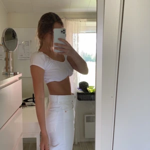 Vita straight leg jeans🤍 - Vita straight leg jeans från zara. Helt slutsålda på hemsidan. Sååå sjukt snygga i strl 36 men skulle säga att det även passar en lång 34.