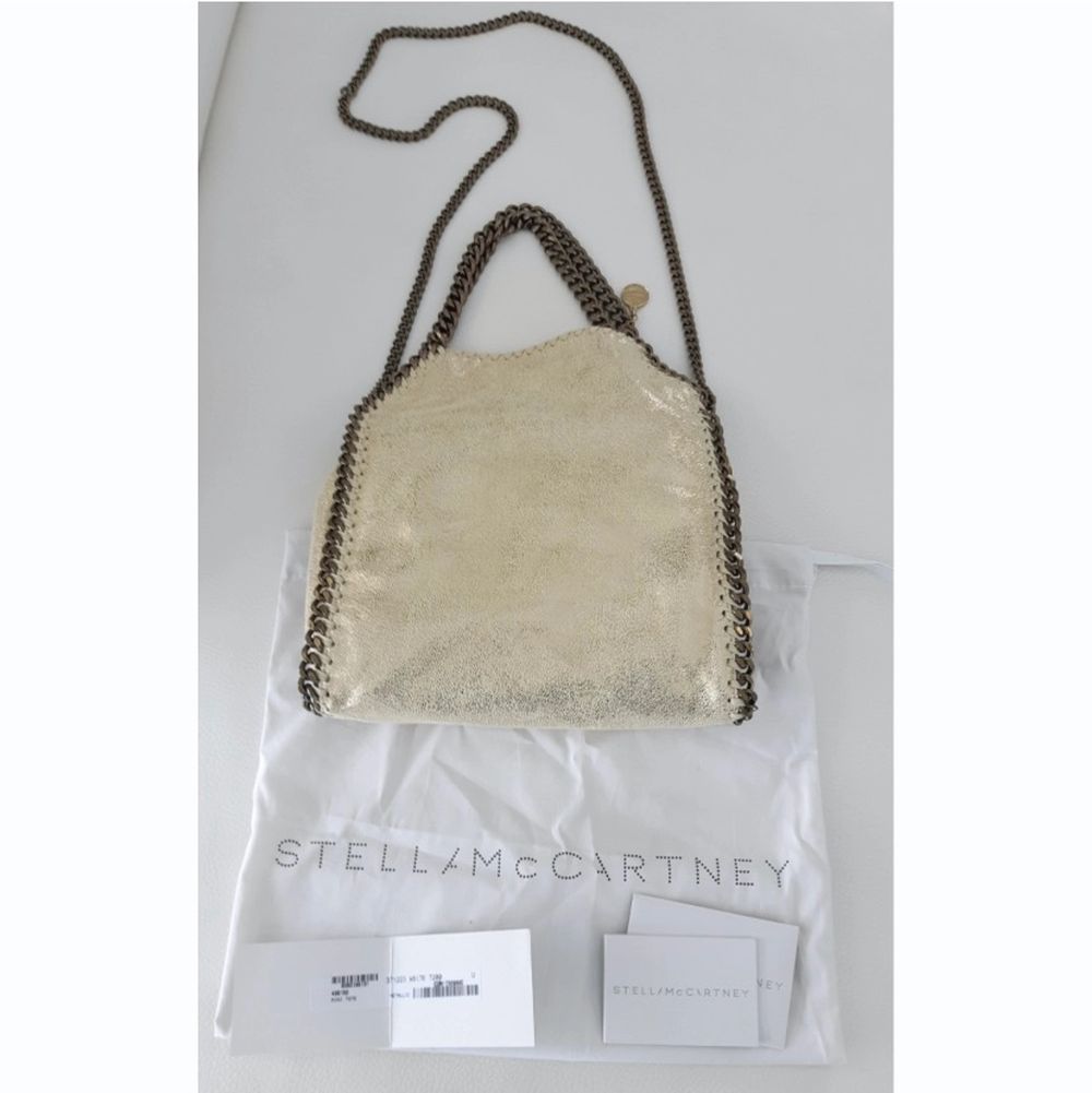 Säljer min Stella McCartney väska. Den är nyskick!!! Använd 2 gånger. Har för många väskor. Den perfekta och populäraste stoleken. Unik färg, så snygg! Väskan heter ”falabella mini metallic”. Nypris 8000. JAG HAR KVITTO, DUSTBAG OCH LAPPAR, allt medföljer. Skriv privat för fler bilder. Väskor.