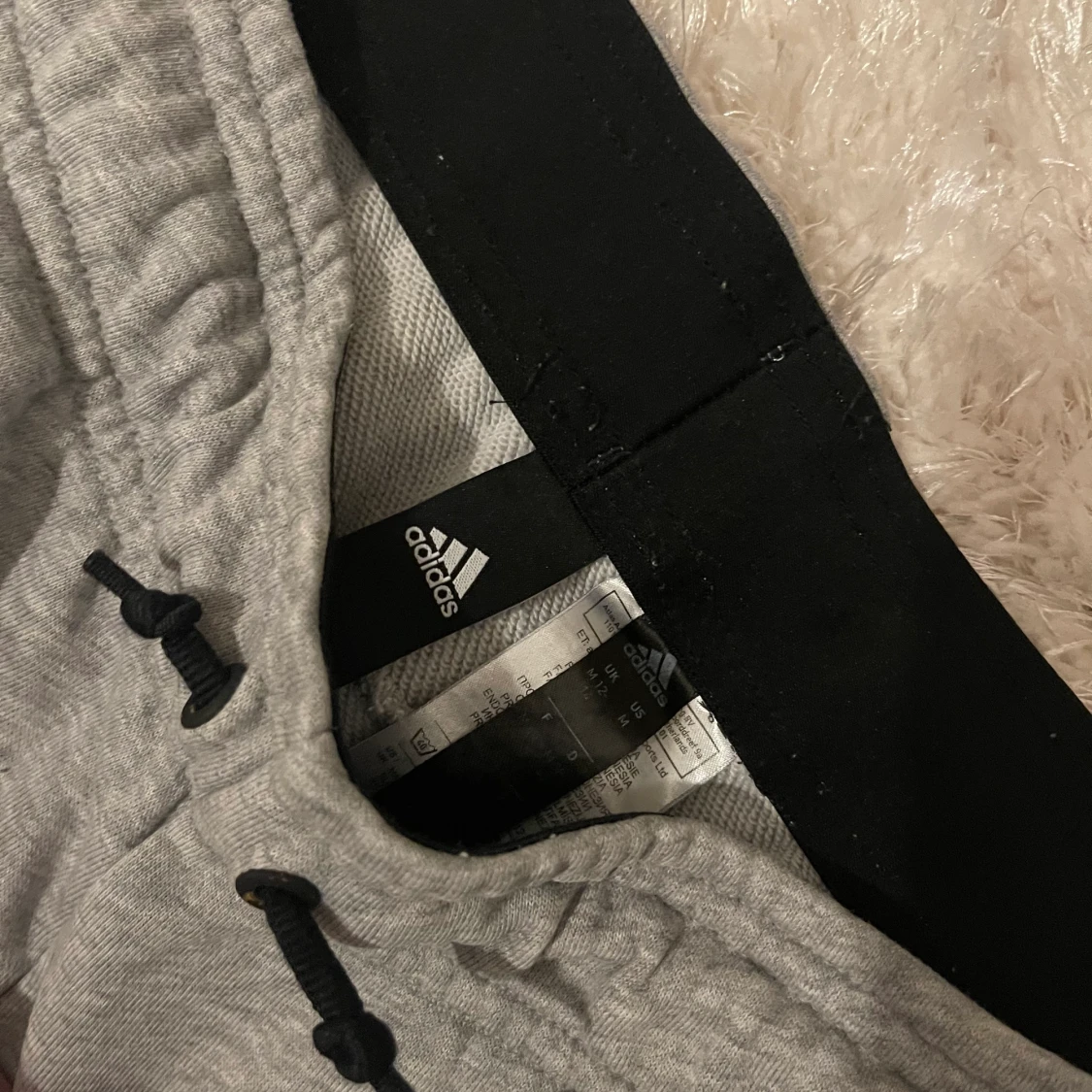 Gråa adidas mjukisbyxor  - 90