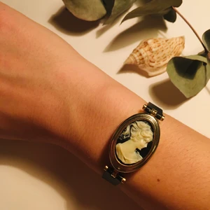 Reliefporträttsarmband m. läderband - Jag tror att detta varit en klocka, det går att öppna den och där sitter en liten trasig skärm i. Men den är fin som armband också! 