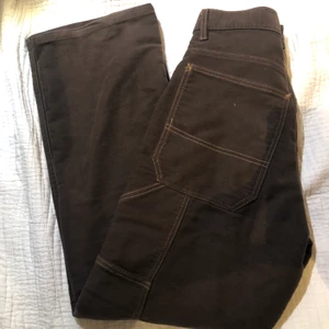 Bruna byxor! - Skit feta bruna byxor köpt på humana. Aldorg använda och är i super bra skick. Däremot så har jag sytt in de men det är inget som märks på utsidan. Köparen står för frak😁🥰
