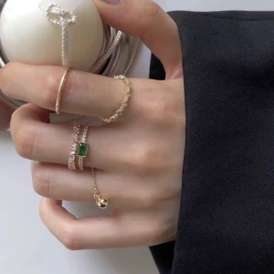 Diverse ringar - Ett set med ringar i guldfärg. Aldrig använda. Olika pris beroende på ring så skicka gärna ett meddelande vid intresse! Köparen står för frakt!