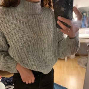 Stickad tröja - Säljer denna jättesköna, söta stickade tröjan!💞  säljs för 60kr, orginalpiset 150 kr💞