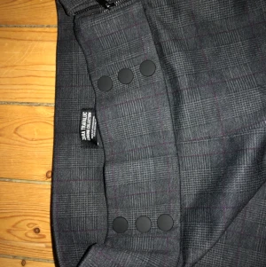 Rutiga kostymbyxor/ tights - Gråa tighta korttmbyxor i rutigt tyg. Super fina men passar mig inte tyvärr.