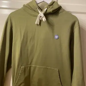Najs Double A hoodie från woodwood i superfin grön färg, jättebra skick - nästan ny men passar tyvärr inte 