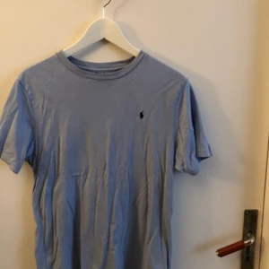 Ralph lauren t-shirt - Blå ralph lauren t-shirt i strl S. Köparen står för frakten