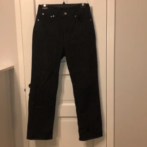 Weekday jeans  - Randiga weekday jeans i modellen Voyage. Är använda två gånger.