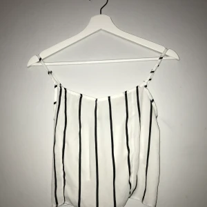 Linnen  - Dehär är tre linnen i bra skick! Antingen så köper alla tre för 50kr ink frakt eller en för 20kr ink frakt. Alla linnen är i S. Väldigt fint på sommaren.