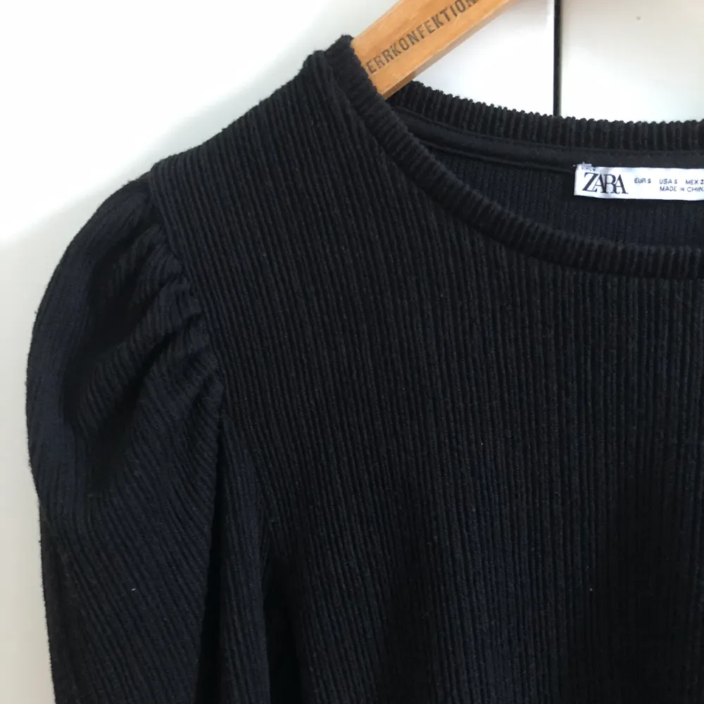 Väldigt söt ribbad tröja med puffärmar från Zara! Använd en gång, som ny!. Tröjor & Koftor.