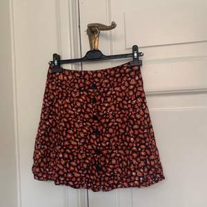 Blommig kort kjol från nån butik i Palma. Den är väldigt gullig o använt den några ggr förra sommaren