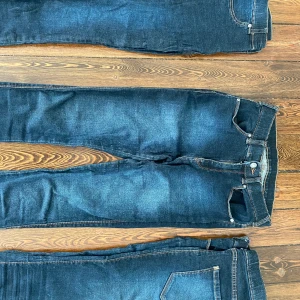 Blåa jeans från dr.Denim  - Köp ALLA tre för 200kr! Orginalpris 400kr styck. Storlek S alla tre. Paret till vänster har dragkedja vid ankeln. Super bekväma och slimfit. 