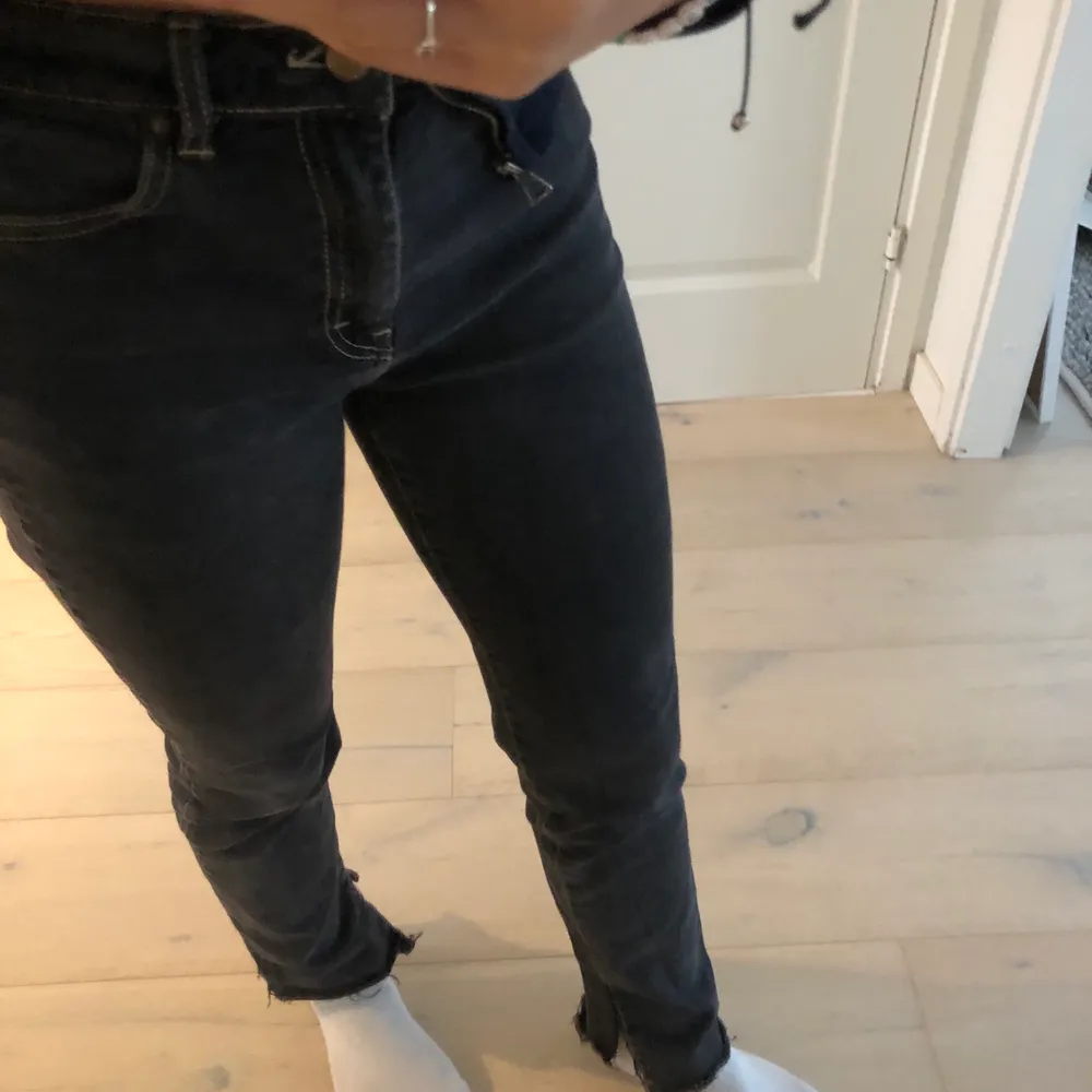 PULL & BEAR jeans med slits vid benet. Stl. 36. De slutar precis vid vaden på mig dom är 1,61💞. Jeans & Byxor.