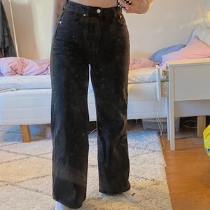 ace jeans - säljer mina ace jeans med vida ben ifrån weekday då jag aldeig använder dem, jeansen är alltså i nyskick och jag är 170 cm lång! spårbarfrakt tillkommer på 60kr ✨